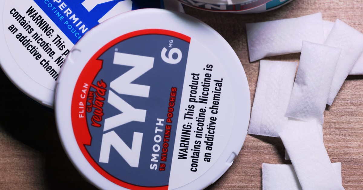 Nicotinezakjes kunnen op de markt worden gebracht als 'lager risico' dan sigaretten. Is dat gevaarlijk?