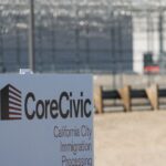 Privégevangenissen kondigen 1,4 miljard dollar aan inkomsten aan naarmate het aantal immigratiedetenties toeneemt