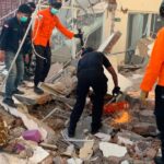 Reddingswerkers graven door puin en aardverschuivingen nadat de aardbeving in Indonesië 51 mensen het leven kostte