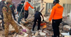 Reddingswerkers graven door puin en aardverschuivingen nadat de aardbeving in Indonesië 51 mensen het leven kostte