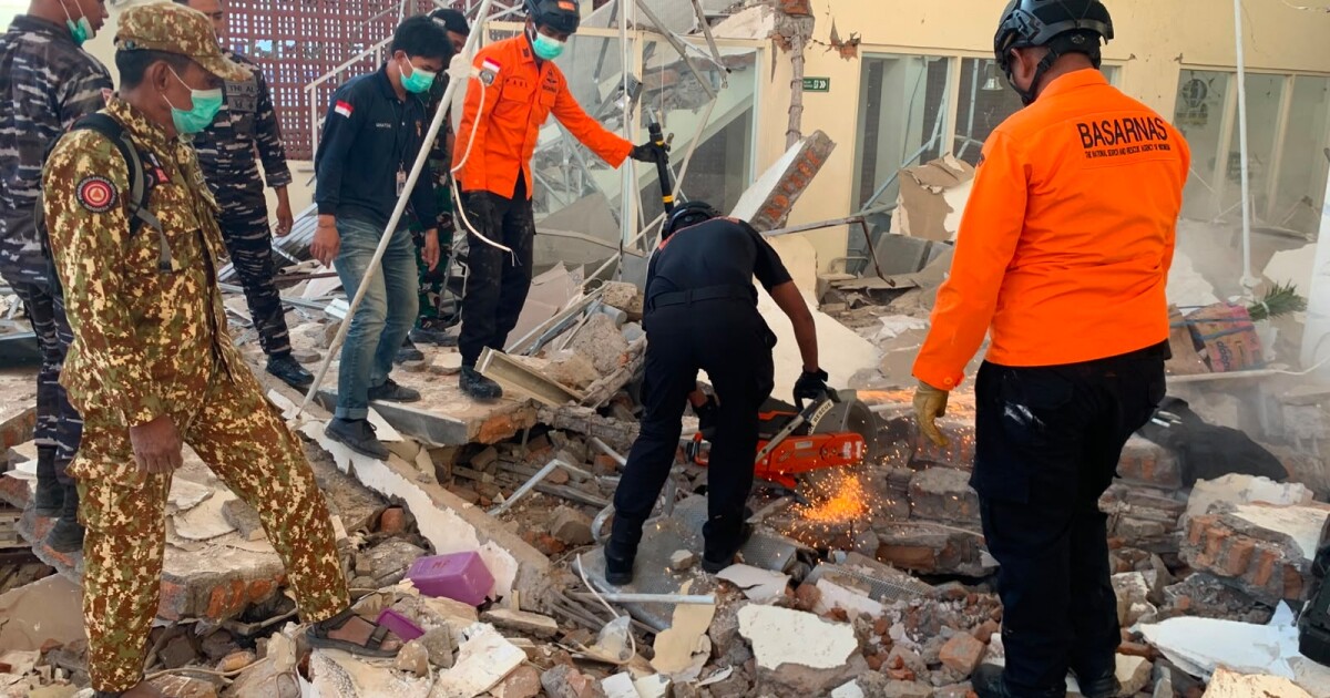 Reddingswerkers graven door puin en aardverschuivingen nadat de aardbeving in Indonesië 51 mensen het leven kostte