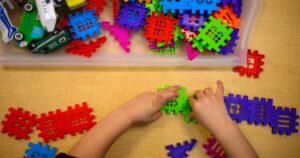 Waarom meer dan 400.000 kinderen op wachtlijsten staan ​​voor federale kinderopvang