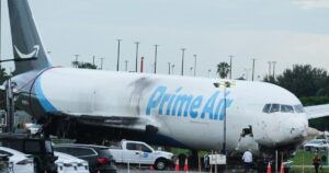 Amazon schort het gebruik op van 21 Air, een vrachtvervoerder waarvan het vliegtuig voor de landingsbaan van Miami vloog