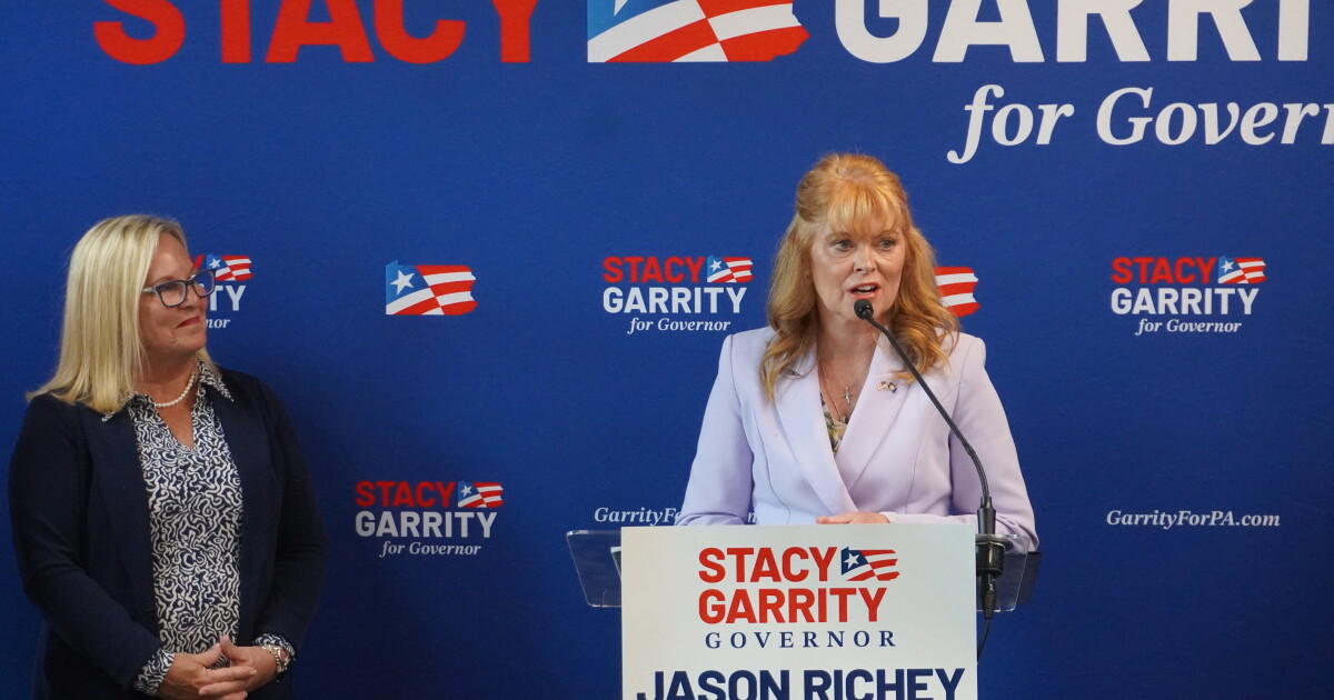 De Republikeinse kandidaat voor het gouverneurschap van Pa., Stacy Garrity, deelt een betaalbaarheidsplan in Altoona