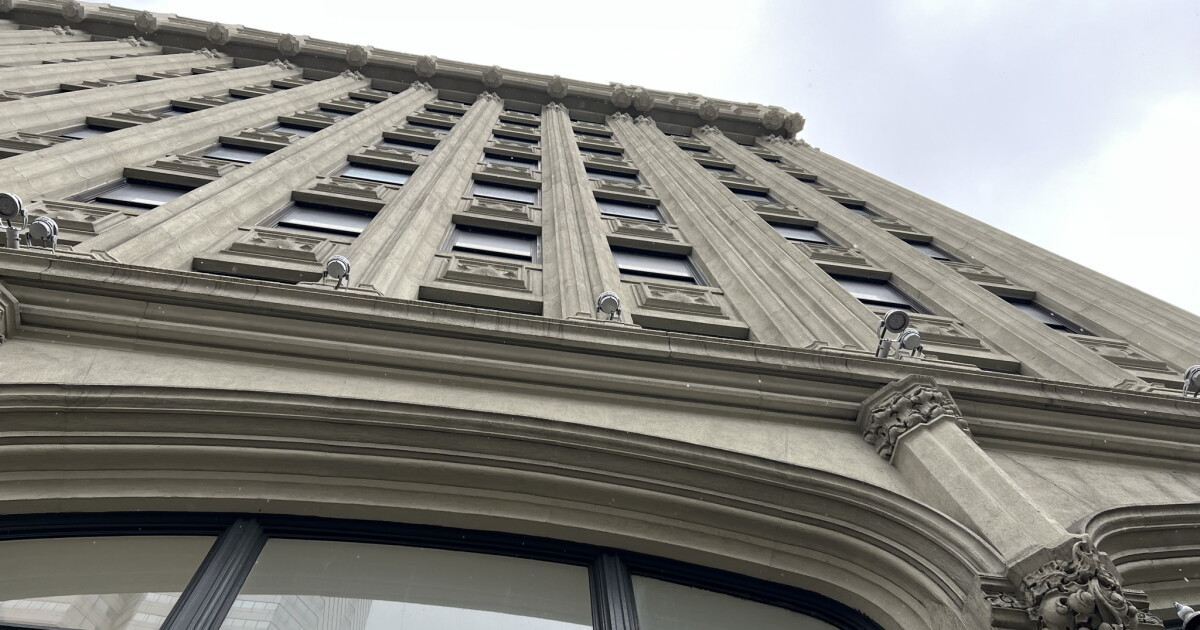 De huisvestingsautoriteit van Pittsburgh neemt een nieuwe directeur aan die geconfronteerd wordt met een ethisch onderzoek in Oregon
