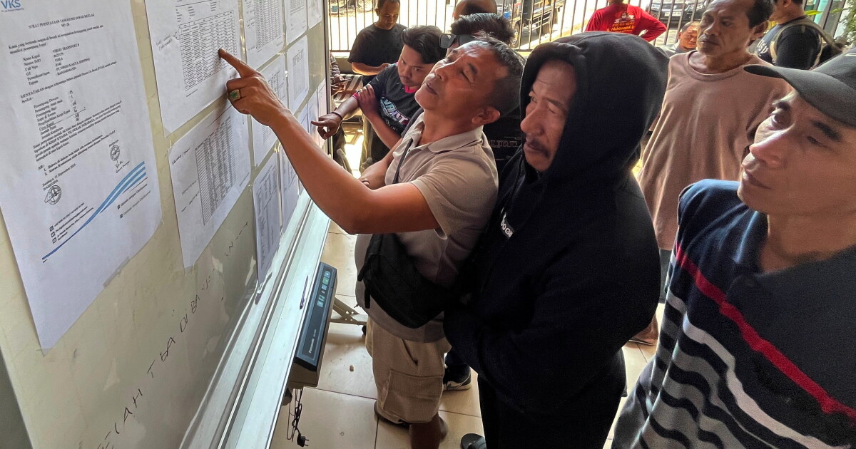 Indonesië zoekt naar 129 mensen die vermist zijn na het kapseizen van een veerboot in de Javazee