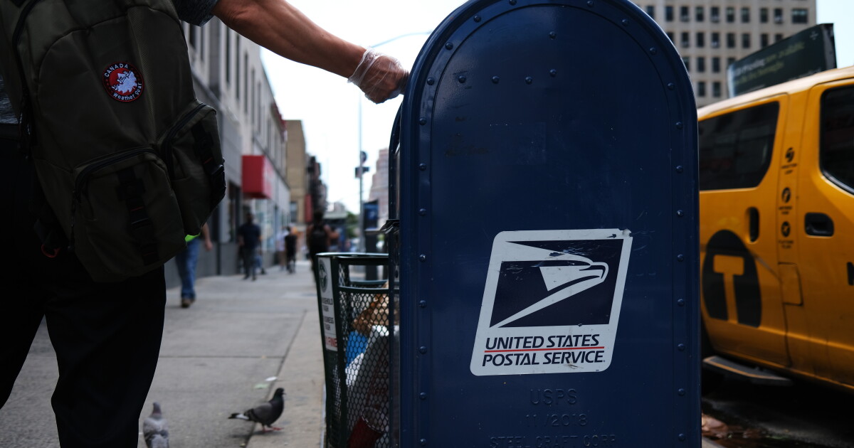 Mail-in-kiezers wegen vliegen af ​​tegen persoonlijk stemmen en andere back-upplannen te midden van onzekerheid
