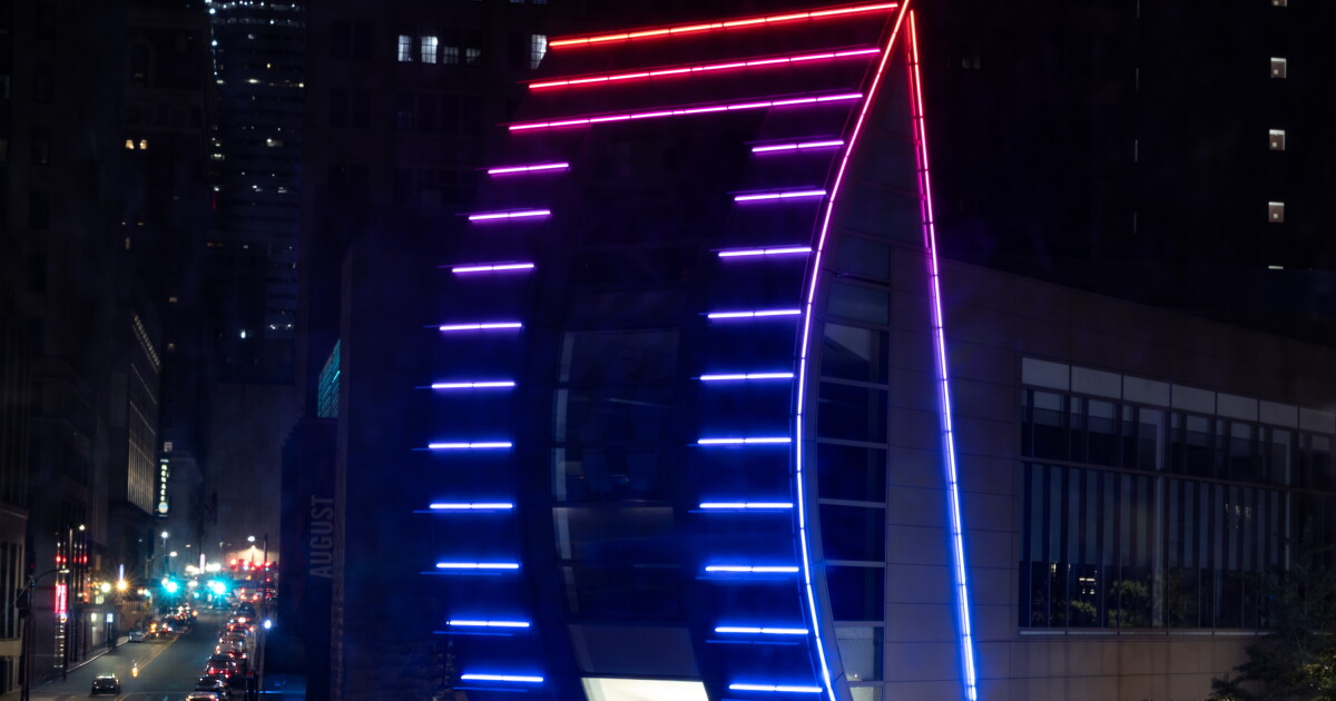 Nieuwe lichtinstallatie siert het August Wilson Center in Pittsburgh