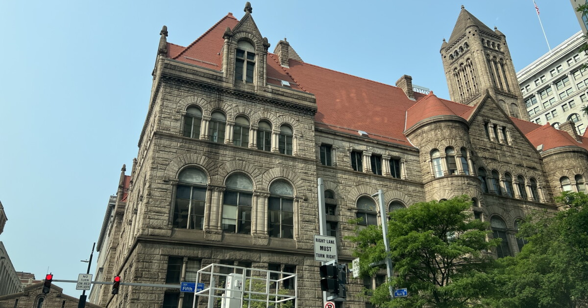 Ondernemers en bewoners wegen het voorstel voor betaald ouderschapsverlof af tijdens de hoorzitting van de Allegheny County Council