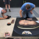 Passagiers van vlucht 93 en bemanning worden geëerd met krijtkunst op het monument ter herdenking van het 25-jarig jubileum