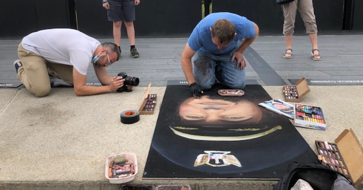 Passagiers van vlucht 93 en bemanning worden geëerd met krijtkunst op het monument ter herdenking van het 25-jarig jubileum