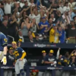Brewers verslaan de Rays met 10-1 en komen binnen een overwinning van hun eerste World Series-titel