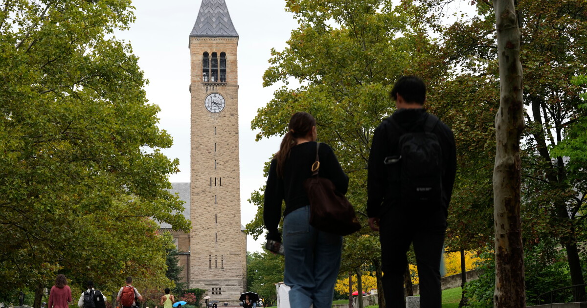 Cornell-president noemt beschuldigingen van groepsverkrachting 'zeer verontrustend'