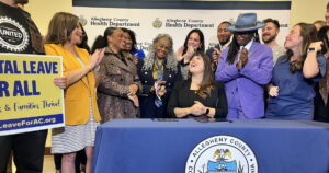 Innamorato tekent het historische beleid voor betaald ouderschapsverlof van Allegheny County