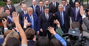 Trump zegt dat toptechnologiebedrijven een akkoord hebben getekend voor ‘zelfcontrole’ op het gebied van AI-ontwikkeling